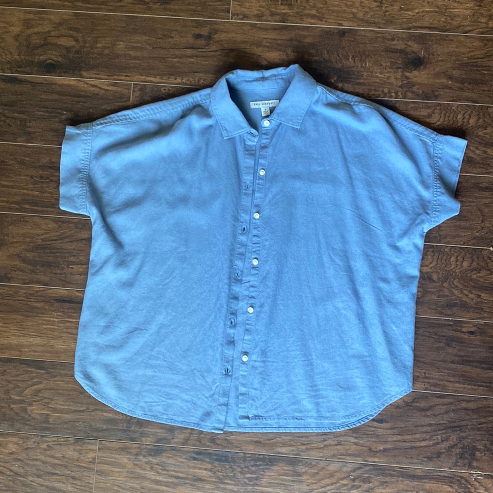 Free assembly chambray button down